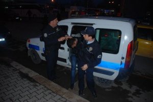 Evlere girmeye &ccedil;alışan hırsızlık zanlıları yakalandı