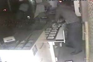 Saniyeler i&ccedil;erisinde 2 kilo altın &ccedil;aldılar