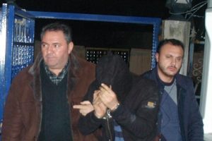 Ayakkabısının &uuml;zerine &ccedil;orap giyince yakalandı