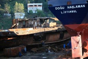 Bursa sahilleri İstanbul'un hurda &ccedil;&ouml;pl&uuml;ğ&uuml;ne d&ouml;nd&uuml; - &Ouml;ZEL HABER