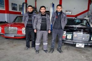 &Uuml;&ccedil; ortağın klasik araba merakı