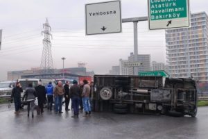 Kamyonette sıkışan s&uuml;r&uuml;c&uuml;y&uuml; itfaiye kurtardı