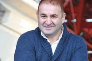 Parmağı kırıldı...