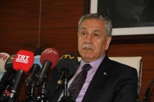 B&uuml;lent Arın&ccedil; ateş p&uuml;sk&uuml;rd&uuml;