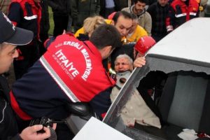 İki otomobil &ccedil;arpıştı: 2 yaralı