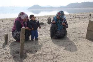 Sular &ccedil;ekilince atalarının mezarı g&uuml;n y&uuml;z&uuml;ne &ccedil;ıktı