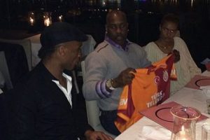 Drogba'dan Payton'a Galatasaray forması!