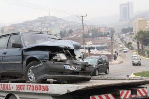 Ambulans otomobil ile &ccedil;arpıştı