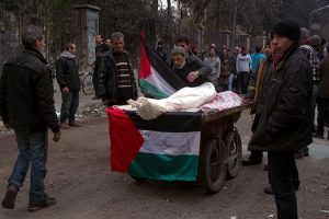 Cenazeleri seyyar satıcı arabasında taşıyorlar