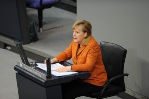 Merkel'den NSA'nın dinleme faaliyetlerine eleştiri