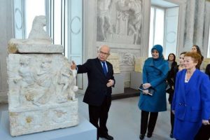 Hayr&uuml;nnisa G&uuml;l, İtalya'da saray gezdi
