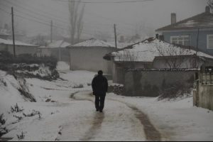 Sınır k&ouml;y&uuml; beyaza b&uuml;r&uuml;nd&uuml;