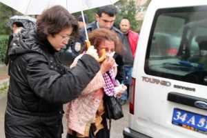 Boşanmak isteyen eşini hastanelik etti