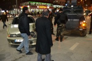 Zırhlı ara&ccedil; ile otomobil &ccedil;arpıştı