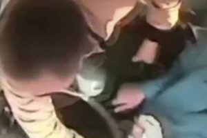 Otob&uuml;s altında feci şekilde can verdi
