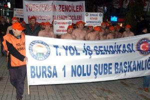 İş&ccedil;iler yarı &ccedil;ıplak y&uuml;r&uuml;d&uuml;