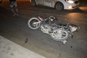 Motosiklet ile otomobil &ccedil;arpıştı