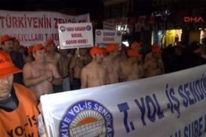 İş&ccedil;iler &ccedil;ıplak y&uuml;r&uuml;d&uuml;