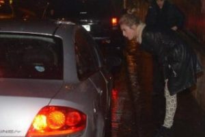 Sinem Kobal'den sokak konseri
