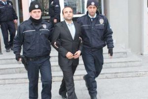 Takım elbiseli "tacir" polise takıldı