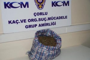 Evinden 2 kilo 300 gram esrar &ccedil;ıktı