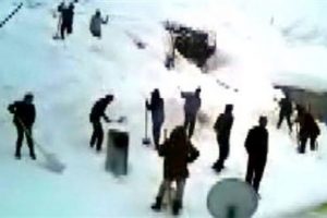 Evlerin &uuml;zerine &ccedil;ığ d&uuml;şt&uuml;
