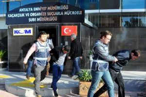 Otomobil bagajında 17 kilo eroin