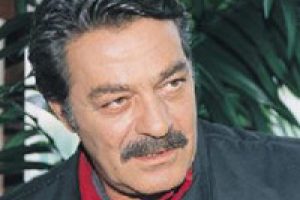 Kadir İnanır resti &ccedil;ekti...