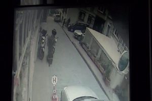 Evden &ccedil;aldılar, sokağa bıraktılar