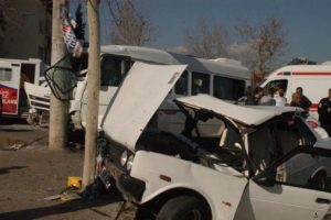 Otomobil ile yolcu minib&uuml;s&uuml; &ccedil;arpıştı: 8 yaralı