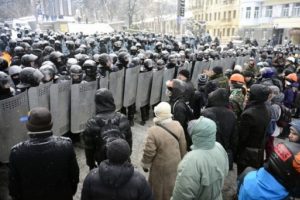 Ukrayna'da gergin bekleyiş s&uuml;r&uuml;yor