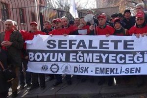 Başbakanlık &ouml;n&uuml;nde emeklilerden zam tepkisi