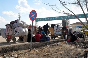 Suriyeliler ge&ccedil;iş i&ccedil;in sınırda bekliyor