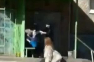 Yaşlı kadını yumruklayarak b&ouml;yle d&ouml;vd&uuml;