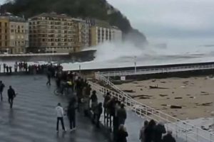 Tsunami gibi dalga