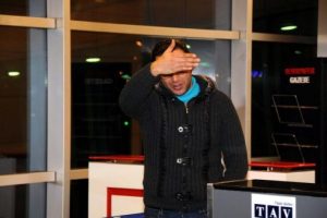 Alkoll&uuml; yolcu u&ccedil;akta olay &ccedil;ıkardı