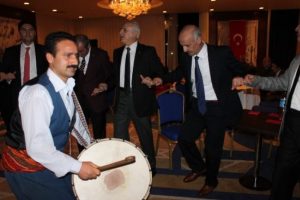 Avni Mutlu'dan halay şov