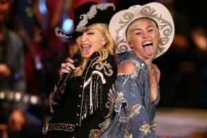 Madonna'nın kanatları Miley Cyrus'u sardı