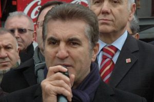 Sarıg&uuml;l'e protesto şoku! Neye uğradığını şaşırdı