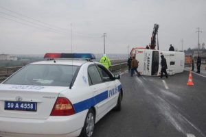 Servis midib&uuml;s&uuml; devrildi: 1 yaralı