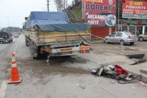 Cip TIR'ın altına girdi: 3 &ouml;l&uuml;, 1 yaralı