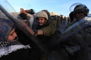 Filistinli &ouml;ğrenciler İsrail'i protesto etti
