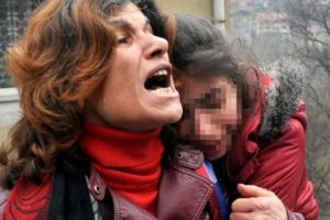 Kızını &ouml;ld&uuml;ren eşine b&ouml;yle tepki g&ouml;sterdi
