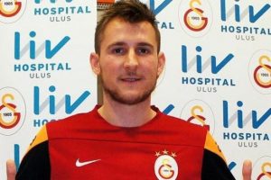 İzet Hajrovic'in lisansı &ccedil;ıktı!