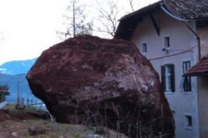 Dev kayalar dehşet sa&ccedil;tı