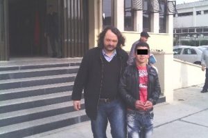 Araba &ccedil;alarken su&ccedil;&uuml;st&uuml; yakalandı