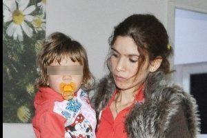 Kucağında bebeğiyle hırsızlık yaparken yakalandı