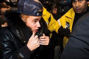 Justin Bieber  yine karakolluk oldu!