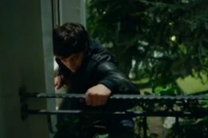 Yaman Mira i&ccedil;in balkona tırmandı