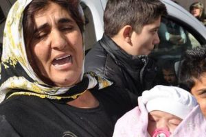 Torunlarını kurtarmak i&ccedil;in alevlerin arasına daldı
